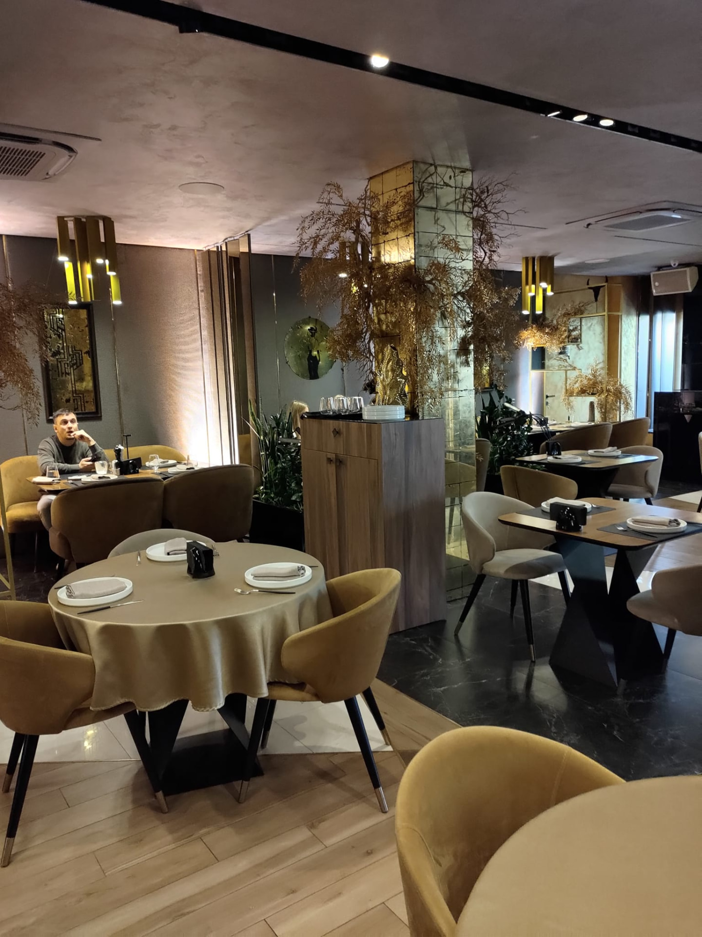 Art Deco Café — image 14